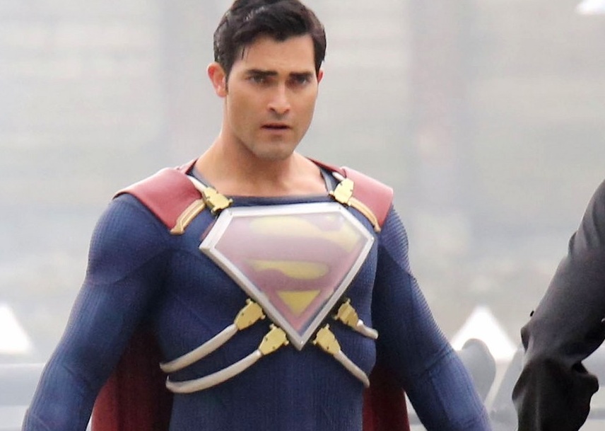 Dispositivo en el traje de Superman durante el rodaje de Supergirl ...